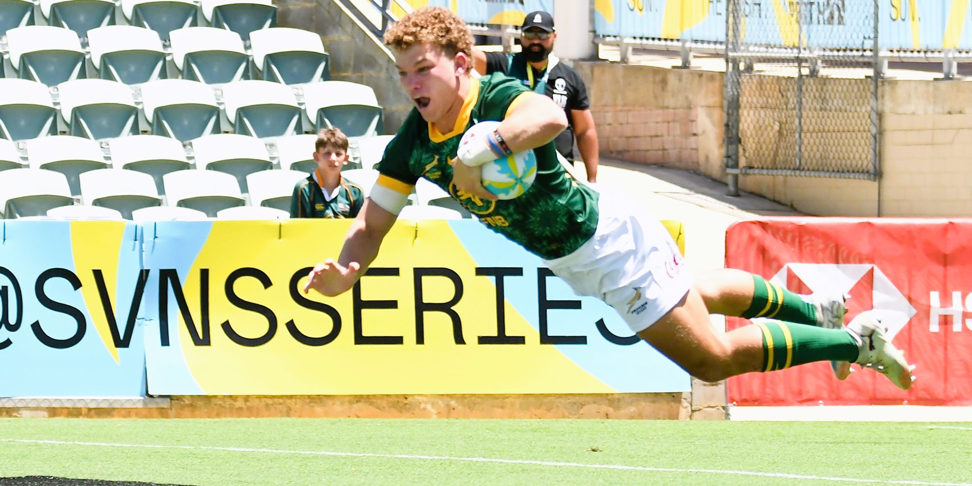 Luan Giliomee goes over for his first Blitzbok try.