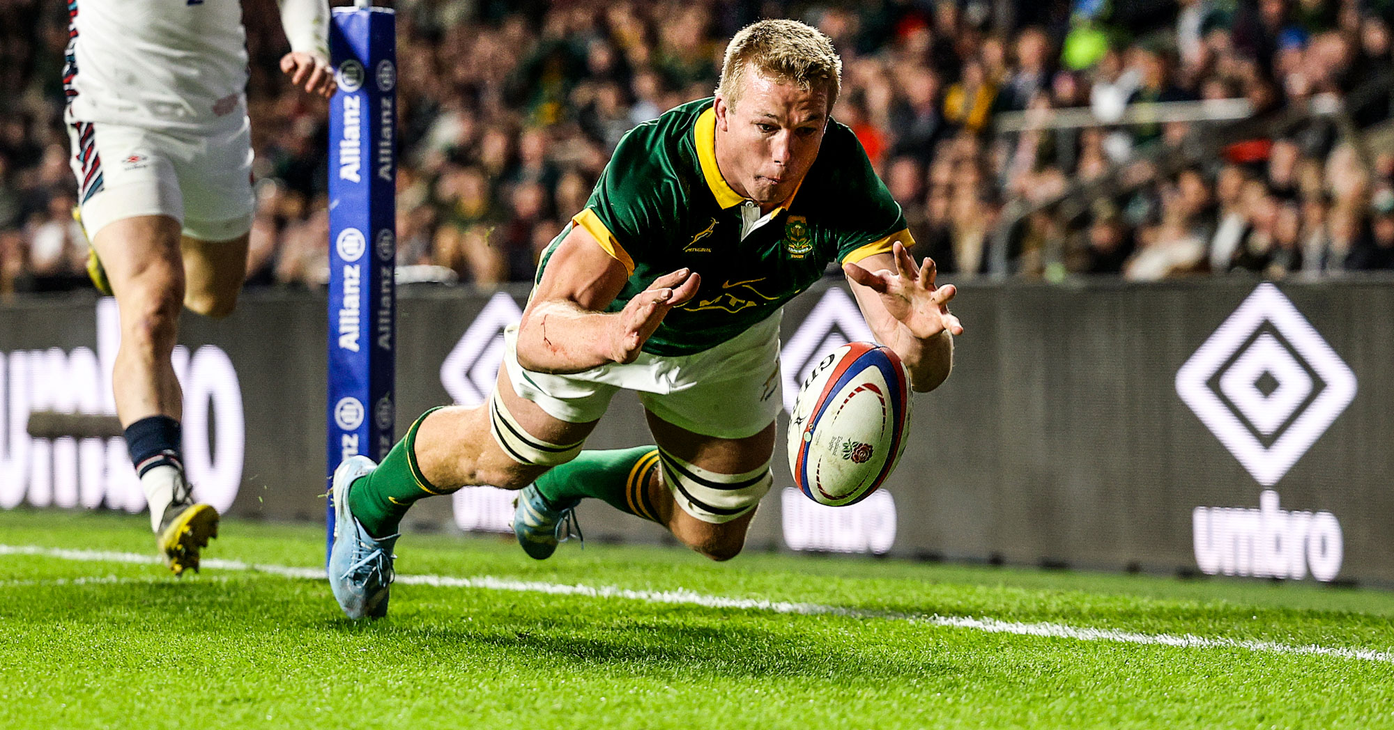 Pieter-Steph du Toit pounces on a loose ball to score.