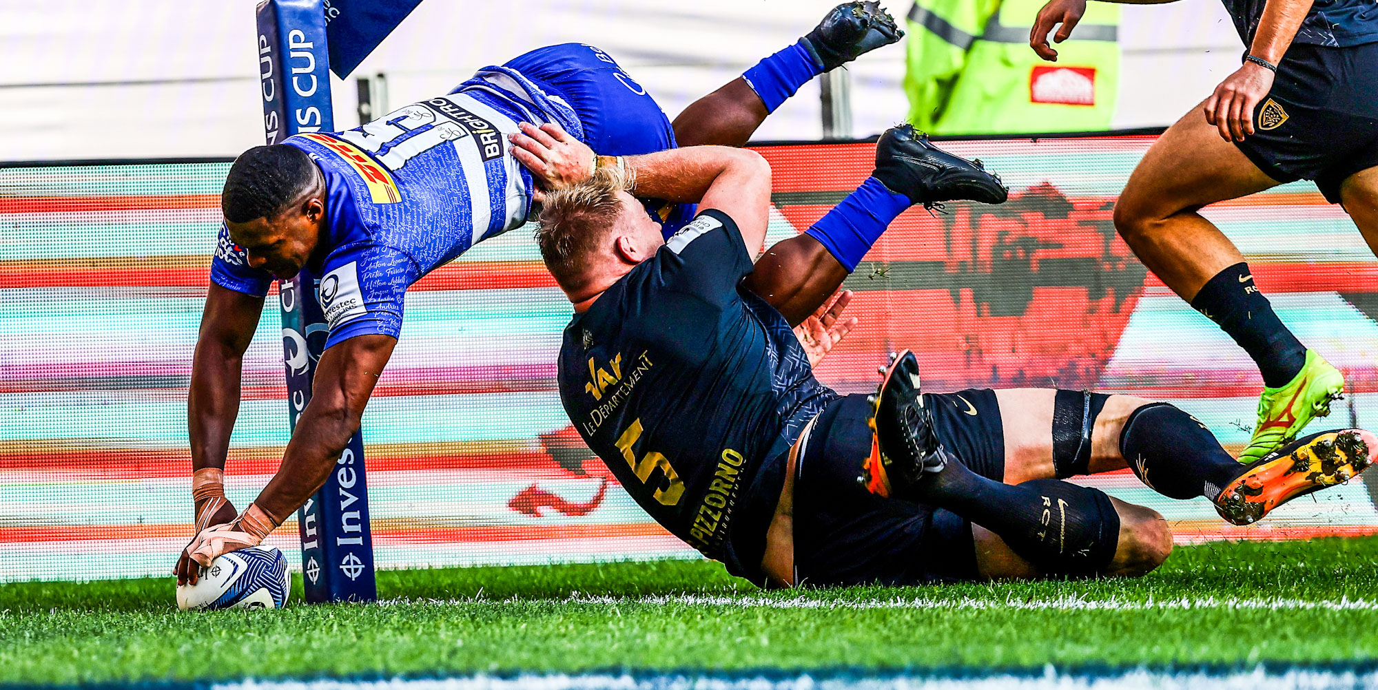 Warrick Gelant goes over against Toulon.